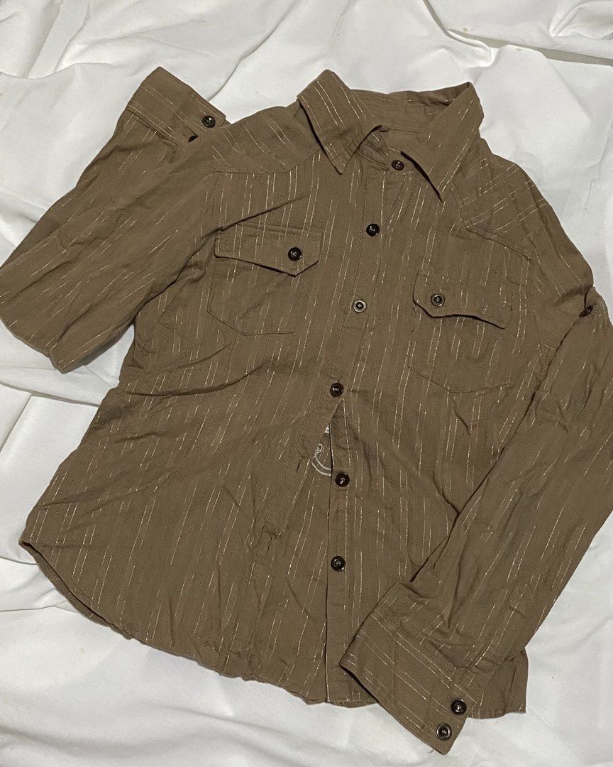 VINTAGE GERMAN GRAPHIC BUTTON-DOWN (Category: Longsleeves) located in Pasig City. Submitted by thriftbycelle (Listing ID 1466396772, Image 3). Description: a pinstriped brown base with a huge vintage German brewery crest embroidered on the back (Düsseldorfer Altbier vibe). super unique Y2K/gorpcore layer! 𐙚 Brand: U.T.D 𐙚 Size: Tagged M 𐙚 Condition: 9/10 (pristine back embroidery) 𐙚 Price: ₱230 📩 DM to claim First to claim & pay gets it ♡.