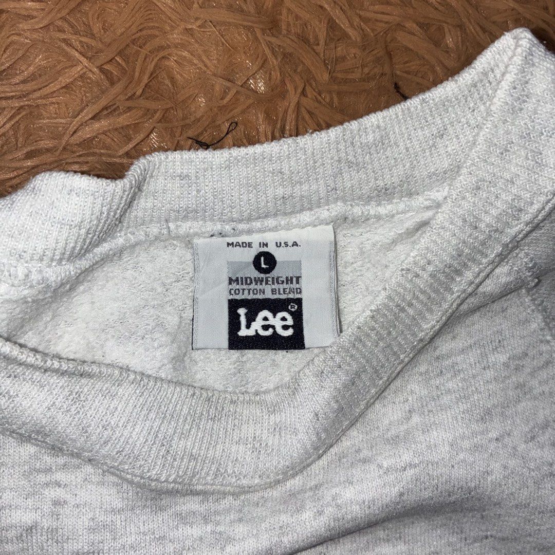 Vintage Lee Sweater (Category: Coats, Jackets and Outerwear) located in Nabua. Submitted by elevadoray (Listing ID 1466363984, Image 3). Description: Vintage Lee Sweater Large (21.5 x 28 Inches) Very Good Condition (9.5/10) P500.