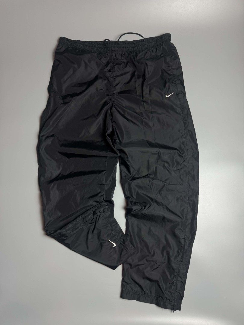 VINTAGE NIKE YRACK PANTS (Category: Joggers) located in San Pedro. Submitted by jv_aman_ (Listing ID 1466421135, Image 1). Description: .