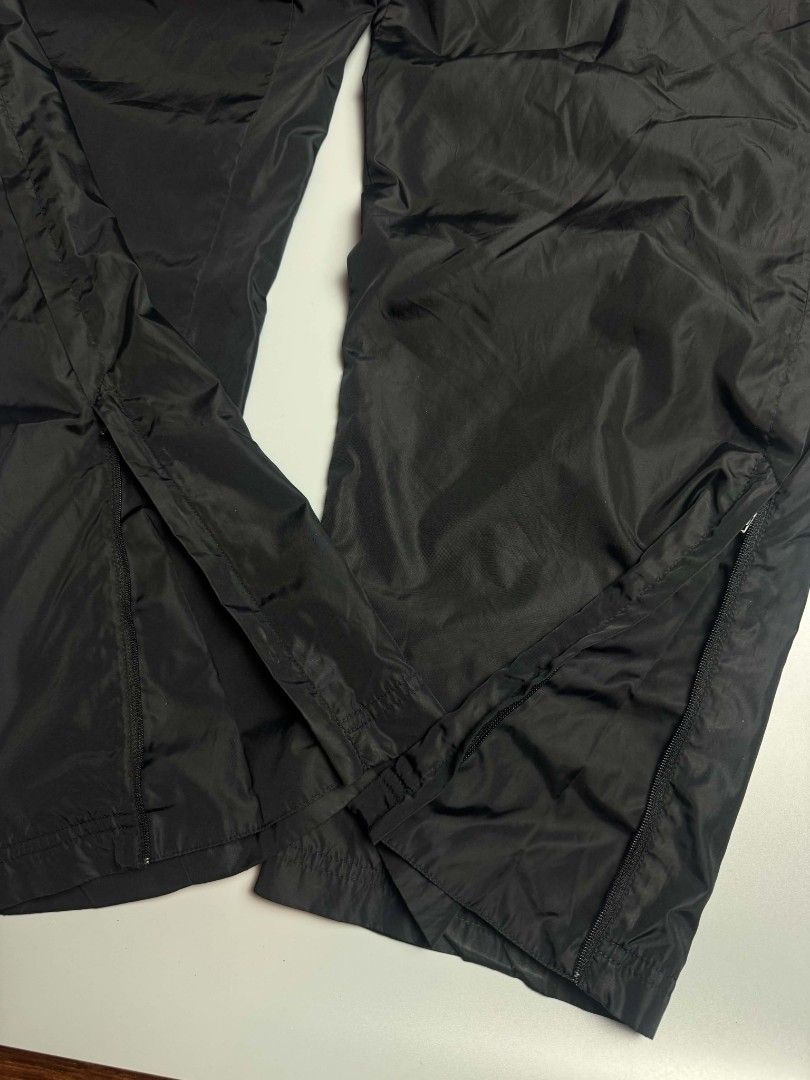 VINTAGE NIKE YRACK PANTS (Category: Joggers) located in San Pedro. Submitted by jv_aman_ (Listing ID 1466421135, Image 3). Description: .