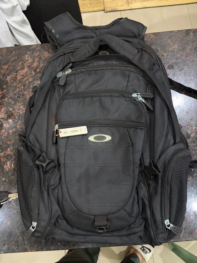VINTAGE OAKLEY (Category: Backpacks) located in Subic. Submitted by johnarvin194250 (Listing ID 1466439821, Image 1). Description: nasa picture na po ung issue.