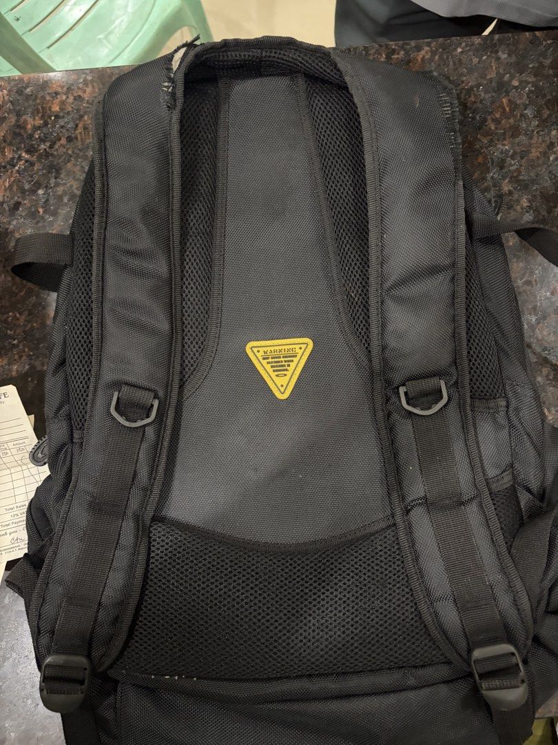 VINTAGE OAKLEY (Category: Backpacks) located in Subic. Submitted by johnarvin194250 (Listing ID 1466439821, Image 2). Description: nasa picture na po ung issue.