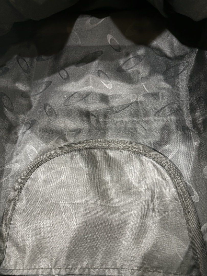 VINTAGE OAKLEY (Category: Backpacks) located in Subic. Submitted by johnarvin194250 (Listing ID 1466439821, Image 3). Description: nasa picture na po ung issue.