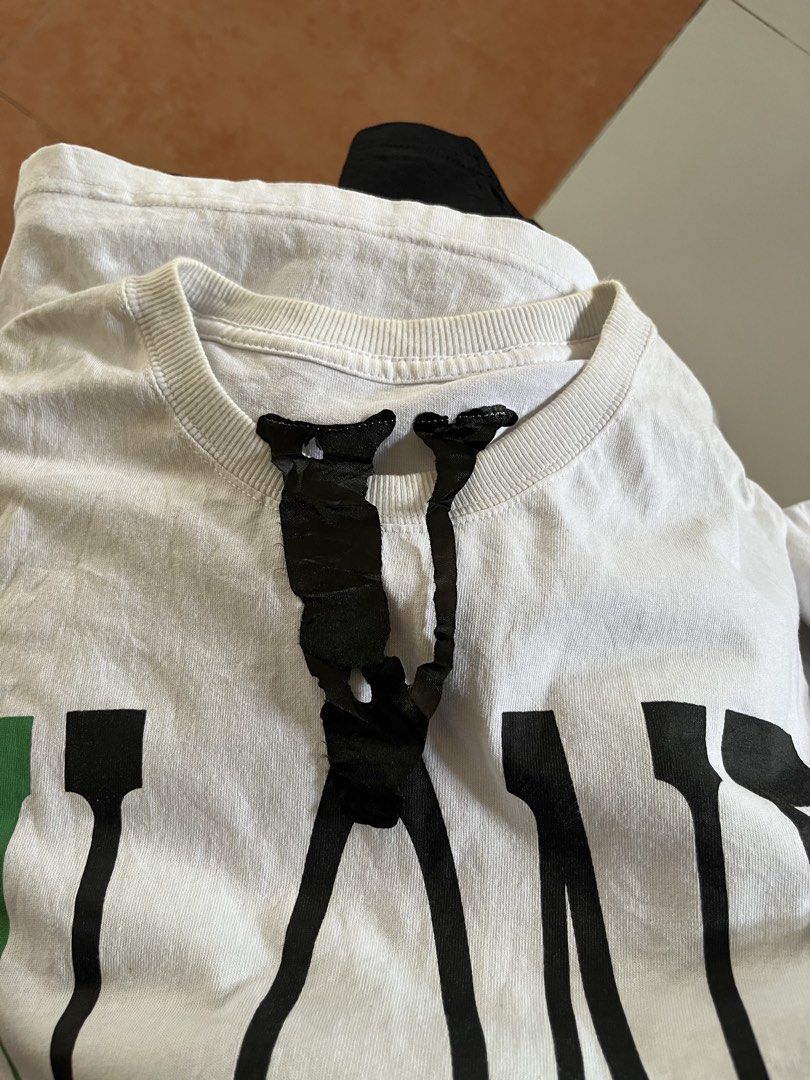 VLONE (Category: Tshirts & Polo Shirts ) located in Asuncion (Saug). Submitted by carls_thrift21 (Listing ID 1466444290, Image 3). Description: VLONE Size: Small fit to Medium Dimes: 19/27 Excellent Condition Close to brand new 10/10 Color Rate 📩📥.