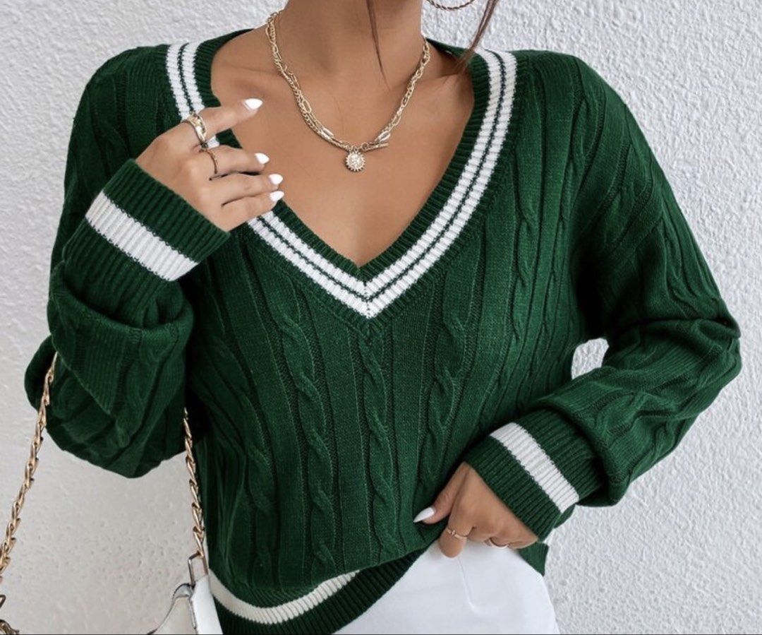 V-neck Sweater (Category: Coats, Jackets and Outerwear) located in Valenzuela. Submitted by coleenfern_ (Listing ID 1466336894, Image 1). Description: .