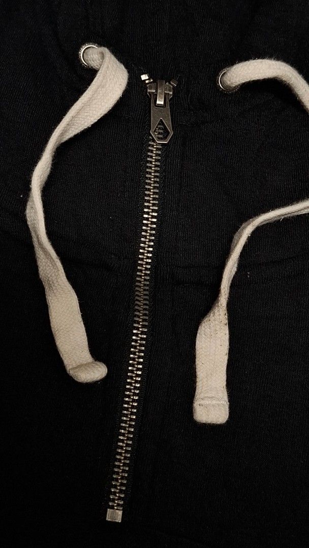Volcom (Category: Hoodies) located in Shah Alam. Submitted by pejastore (Listing ID 1466518993, Image 3). Description: Volcom Half Zipper Hoodie Pit 23 Labuh 23 Very Good Conditions Rm40 siap pos .