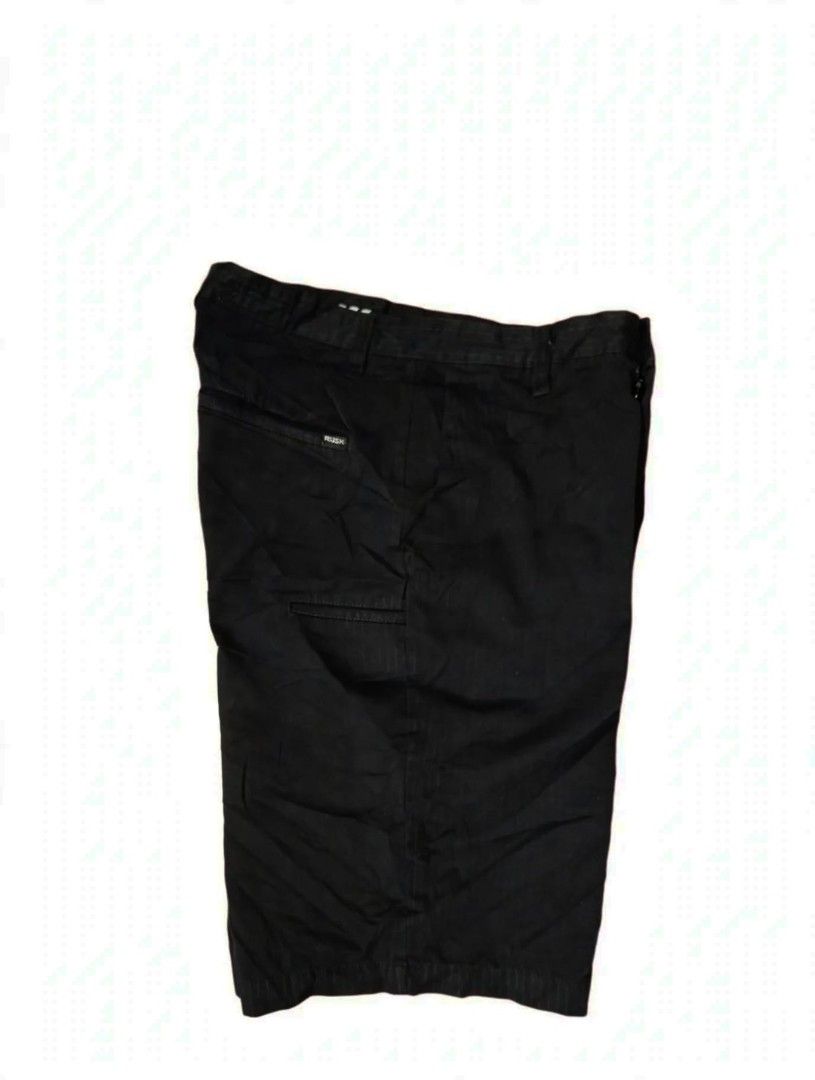 Volcom walking short 🔥 (Category: Shorts) located in Cadiz. Submitted by lyle_ejes0120 (Listing ID 1466481034, Image 2). Description: volcom walking short no issues color may due to light dimes waistline 30 length 20 color rate 9/10 need wast.
