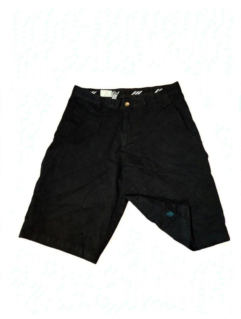 Volcom walking short 🔥 (Category: Shorts) located in Cadiz. Submitted by lyle_ejes0120 (Listing ID 1466481034, Image 1). Description: volcom walking short no issues color may due to light dimes waistline 30 length 20 color rate 9/10 need wast.