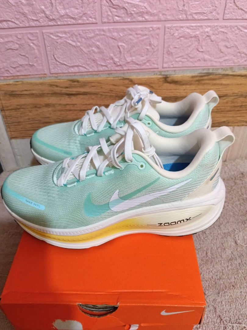 W Nike Vomero 18 (Category: Activewear) located in Cavite. Submitted by purplepink30 (Listing ID 1466498100, Image 2). Description: with dirt on the left side.please see last photos..