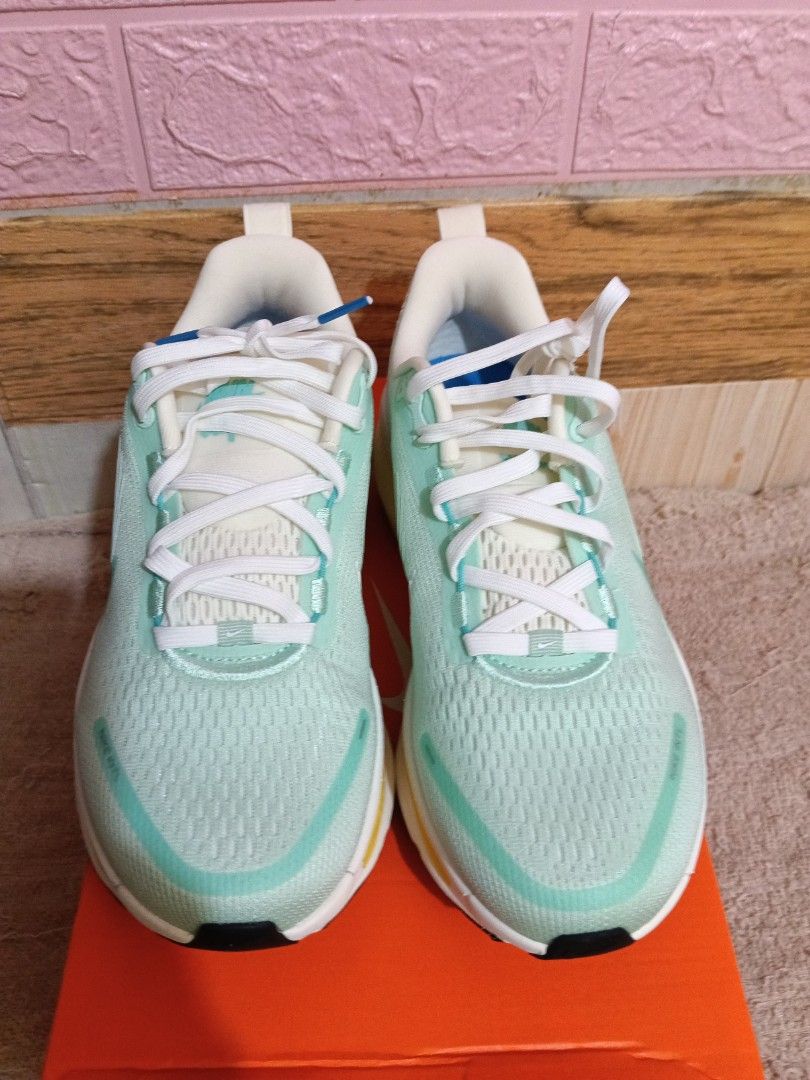W Nike Vomero 18 (Category: Activewear) located in Cavite. Submitted by purplepink30 (Listing ID 1466498100, Image 1). Description: with dirt on the left side.please see last photos..