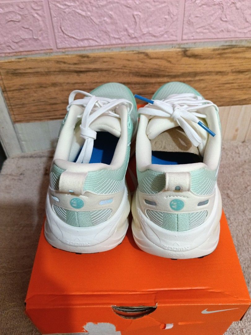 W Nike Vomero 18 (Category: Activewear) located in Cavite. Submitted by purplepink30 (Listing ID 1466498100, Image 3). Description: with dirt on the left side.please see last photos..
