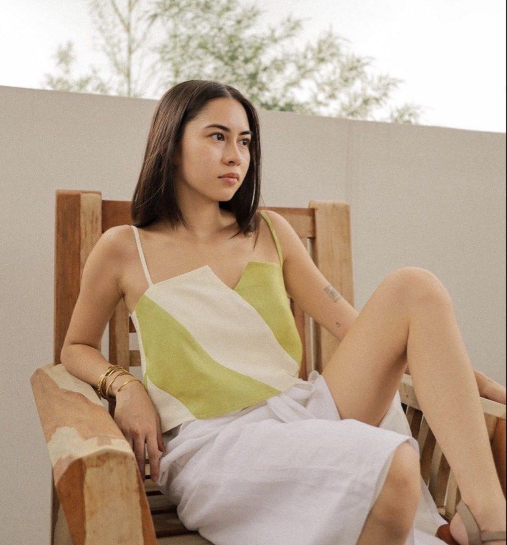 Wear Anika Indy Green Top (Category: Sleeveless) located in Pasig City. Submitted by kutleyn (Listing ID 1466408433, Image 1). Description: - Color: Green and white color-blocked - Material: Breathable linen, great for hot weather - Design: Asymmetrical geometric stripes with thin spaghetti straps and cropped length - Styling: Pairs perfectly with high-waisted skirts and pants - Condition: Worn once, washed and clean, no stains or loose threads.