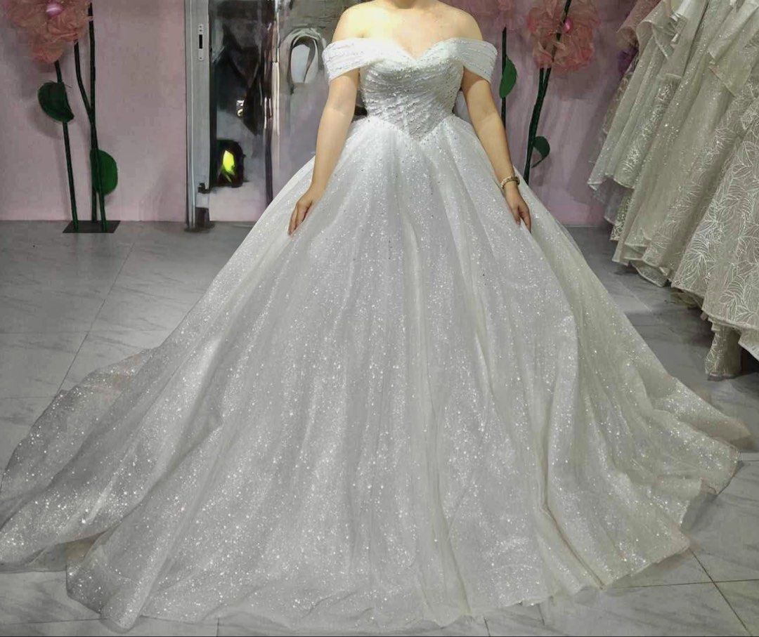 Wedding Gown (Category: Evening dresses & gowns) located in Manila. Submitted by strwbrrymatchaaa (Listing ID 1466411110, Image 3). Description: Size 24-30 waistline.