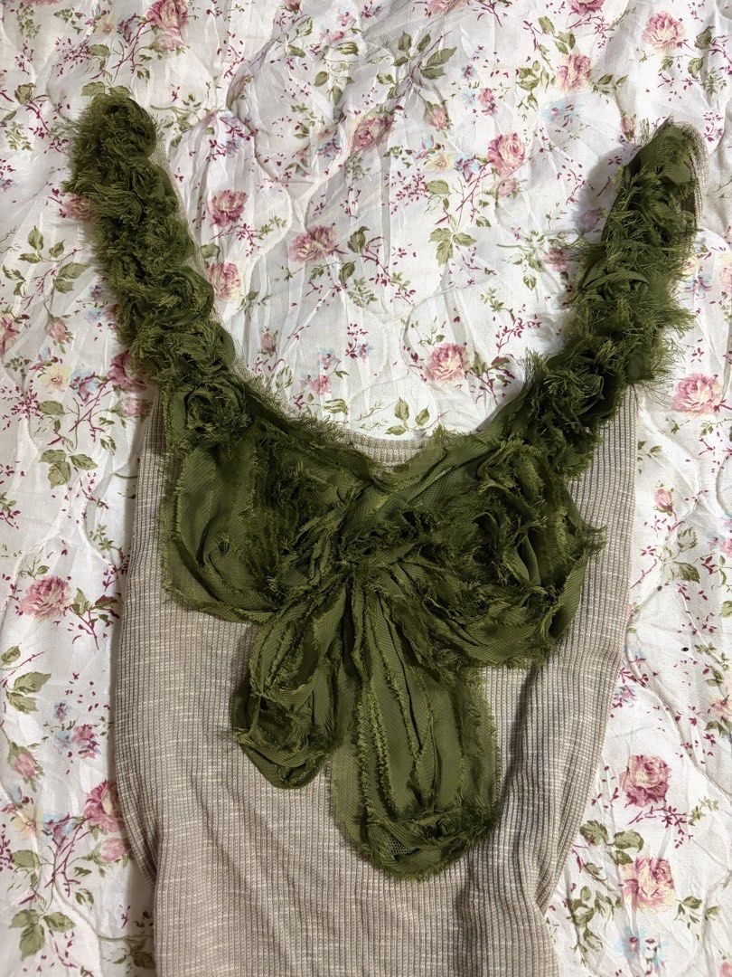 Whimsical Floral-Bow Neutral Ribbed Top (Category: Sleeveless) located in Muntinlupa City. Submitted by herellas0504 (Listing ID 1466511787, Image 3). Description: Whimsical Floral-Bow Neutral Ribbed Top Mine: ₱49 —————— small-med no issue, good as new!.
