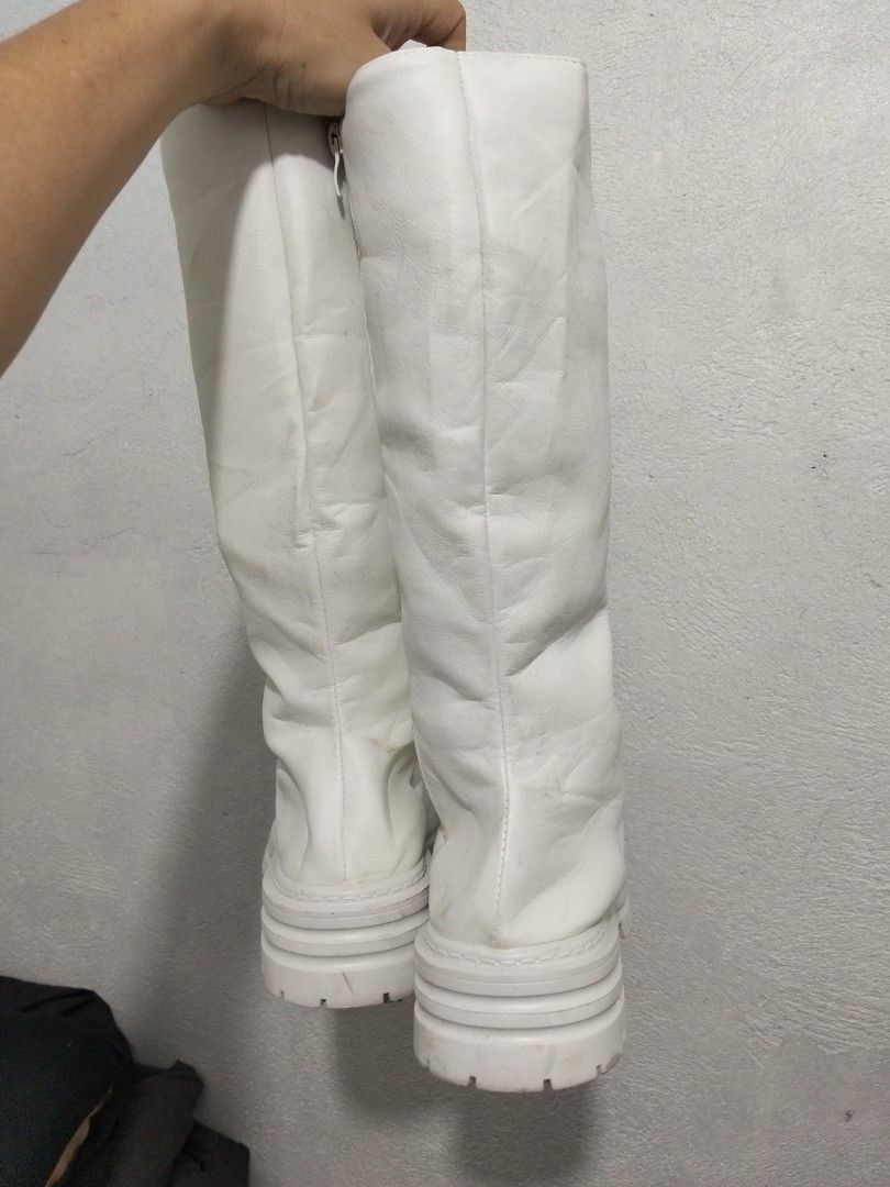 White Boots (Category: Boots) located in El Salvador. Submitted by francheskaukayukay (Listing ID 1466391062, Image 3). Description: .