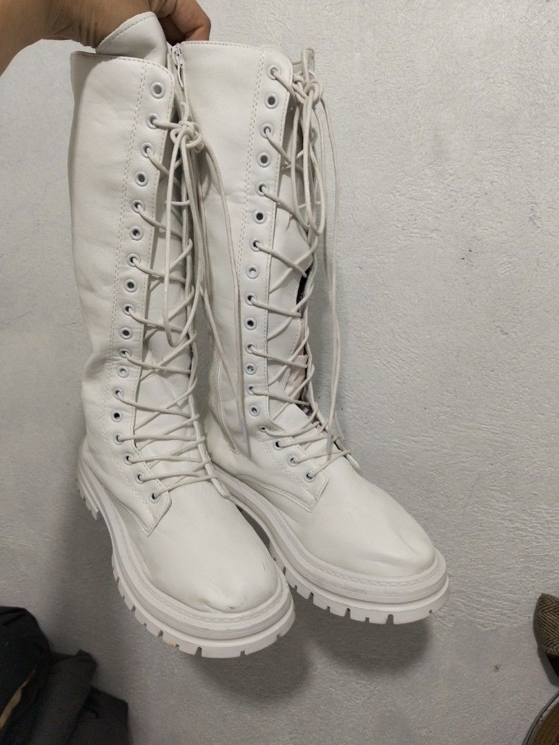 White Boots (Category: Boots) located in El Salvador. Submitted by francheskaukayukay (Listing ID 1466391062, Image 2). Description: .
