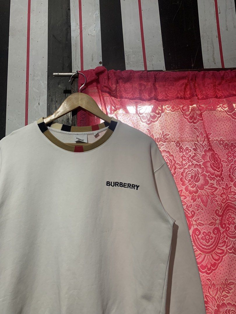 White Burberry Sweater (Category: Longsleeves) located in Iligan City. Submitted by kierrehv (Listing ID 1466380747, Image 3). Description: White Burberry Sweater 9.6/10 cr 22x25 Xs on tag Very Minimal stains (ikaw na mag wash) .