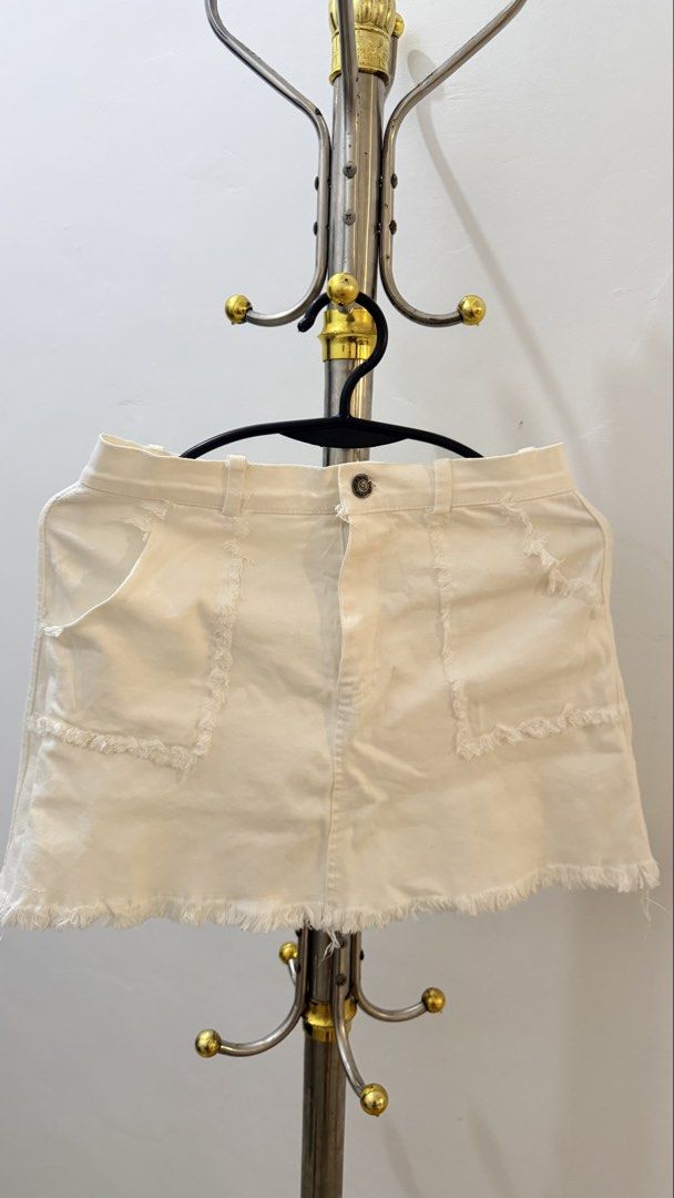 White Denim Distressed Mini Skirt Size M (Category: Skirts) located in Manila. Submitted by laxamanapa81165 (Listing ID 1466539286, Image 2). Description: - Color: Clean white wash - Size: Medium (M) - Details: Raw hem edges, frayed pocket detailing, front button closure, and belt loops - Style: Casual mini skirt, perfect for weekend wear and pairing with your favorite tees.
