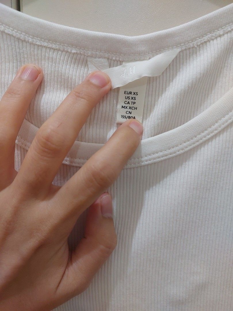 White h&m top (Category: Everything Else Others) located in Makati City. Submitted by monicaelise (Listing ID 1466370602, Image 2). Description: like new size is xs.