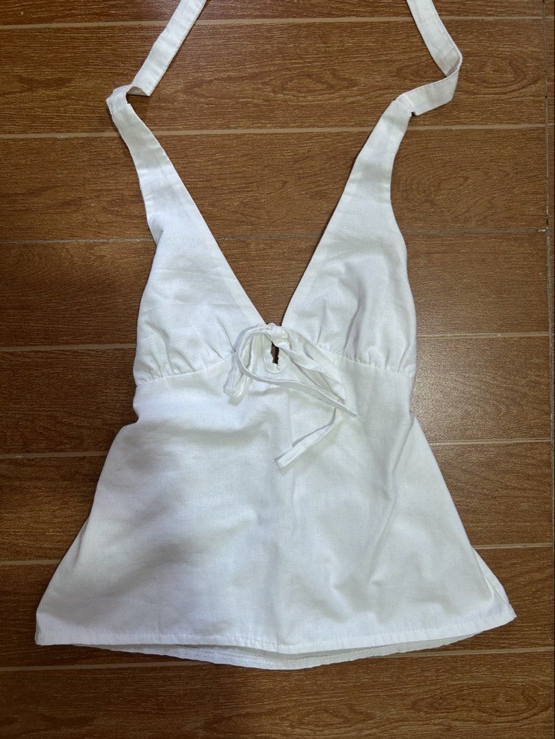 White V-neck Top (Category: Sleeveless) located in Abuyog. Submitted by mellonnotmelon (Listing ID 1466342515, Image 1). Description: .