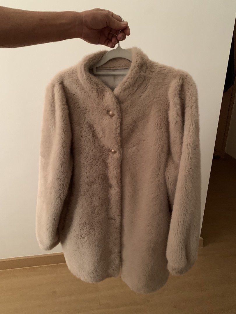 Winter Jacket (Category: Coats, Jackets and Outerwear) located in Singapore. Submitted by prettylittlecutee (Listing ID 1466378552, Image 1). Description: .