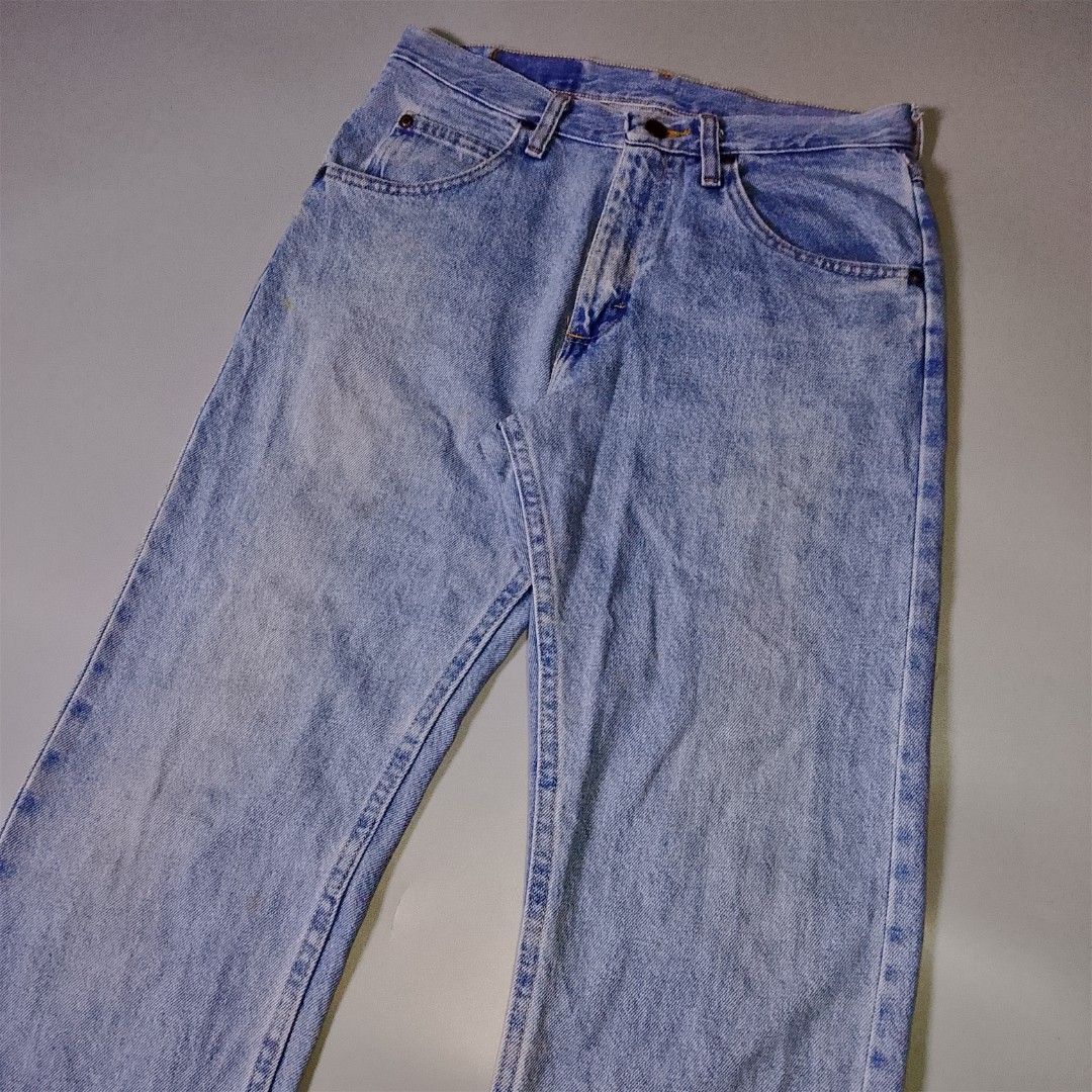 WRANGLER (Category: Jeans) located in Taguig. Submitted by 8kthrifter (Listing ID 1466459310, Image 3). Description: WRANGLER ▪️Waist: 30 ▪️Length: 40.5 ▪️Thigh: 12 ▪️Leg Opening: 8 ▪️Color rate: 9.5/10 ▪️Issue: stains,sign of usage (need wash) ▪️Excellent Condition.