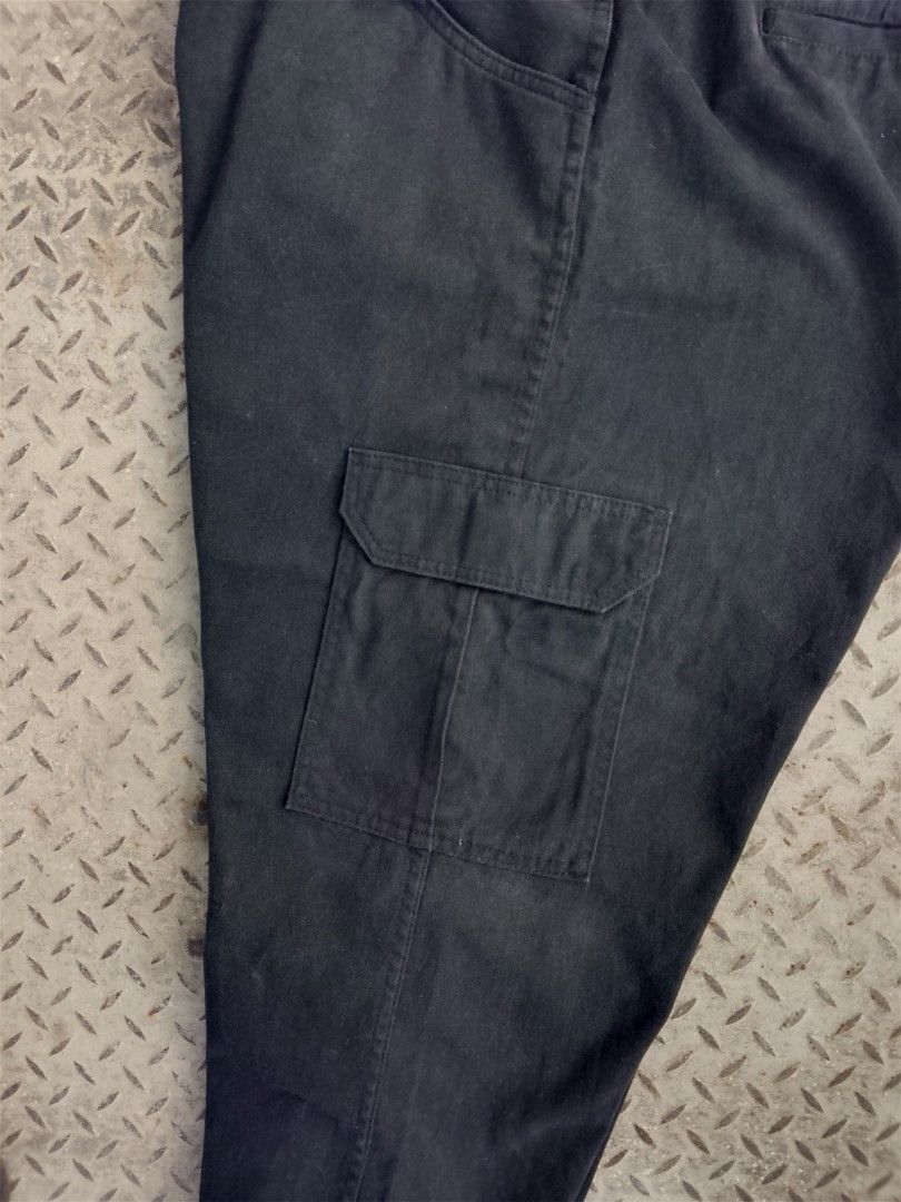WRANGLER BLACK CARGO WORK PANTS (Category: Jeans) located in Manila. Submitted by saiintthrift (Listing ID 1466432939, Image 2). Description: Condition: Like New Dimes: 44.4 x 22 Color rate: 9/10 Issue: Last Photo ( REMOVABLE ) ig: saiint.thrift fb: Saiint Thrift tiktok: saiint.thrift carousell: saiintthrift 780 + sf.