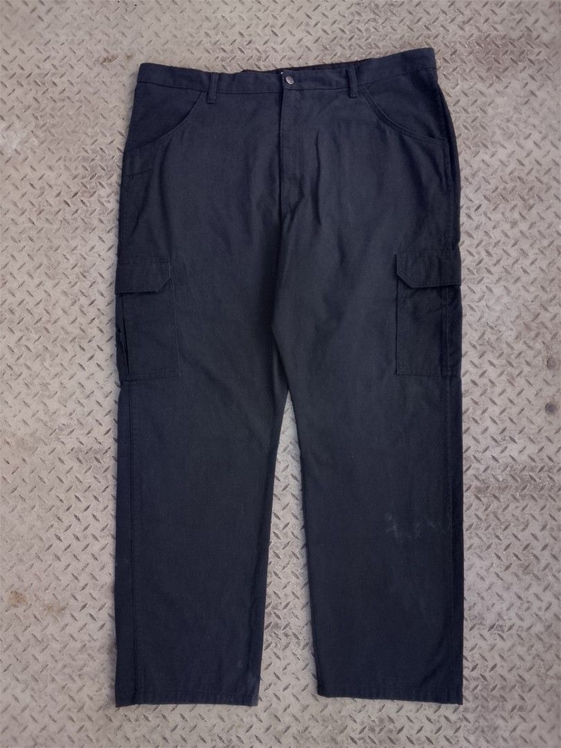 WRANGLER BLACK CARGO WORK PANTS (Category: Jeans) located in Manila. Submitted by saiintthrift (Listing ID 1466432939, Image 1). Description: Condition: Like New Dimes: 44.4 x 22 Color rate: 9/10 Issue: Last Photo ( REMOVABLE ) ig: saiint.thrift fb: Saiint Thrift tiktok: saiint.thrift carousell: saiintthrift 780 + sf.