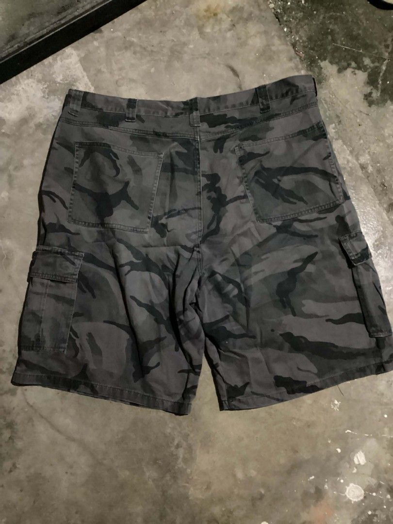 Wrangler Camou Jorts (Category: Shorts) located in Balanga. Submitted by archivefine_ds (Listing ID 1466458011, Image 1). Description: Wrangler Dark Camouflage Jorts 10/10 good condi, need wash w 40 L 23 500+sf.