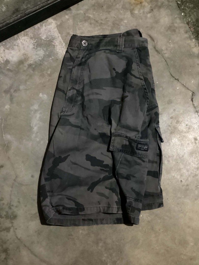 Wrangler Camou Jorts (Category: Shorts) located in Balanga. Submitted by archivefine_ds (Listing ID 1466458011, Image 3). Description: Wrangler Dark Camouflage Jorts 10/10 good condi, need wash w 40 L 23 500+sf.