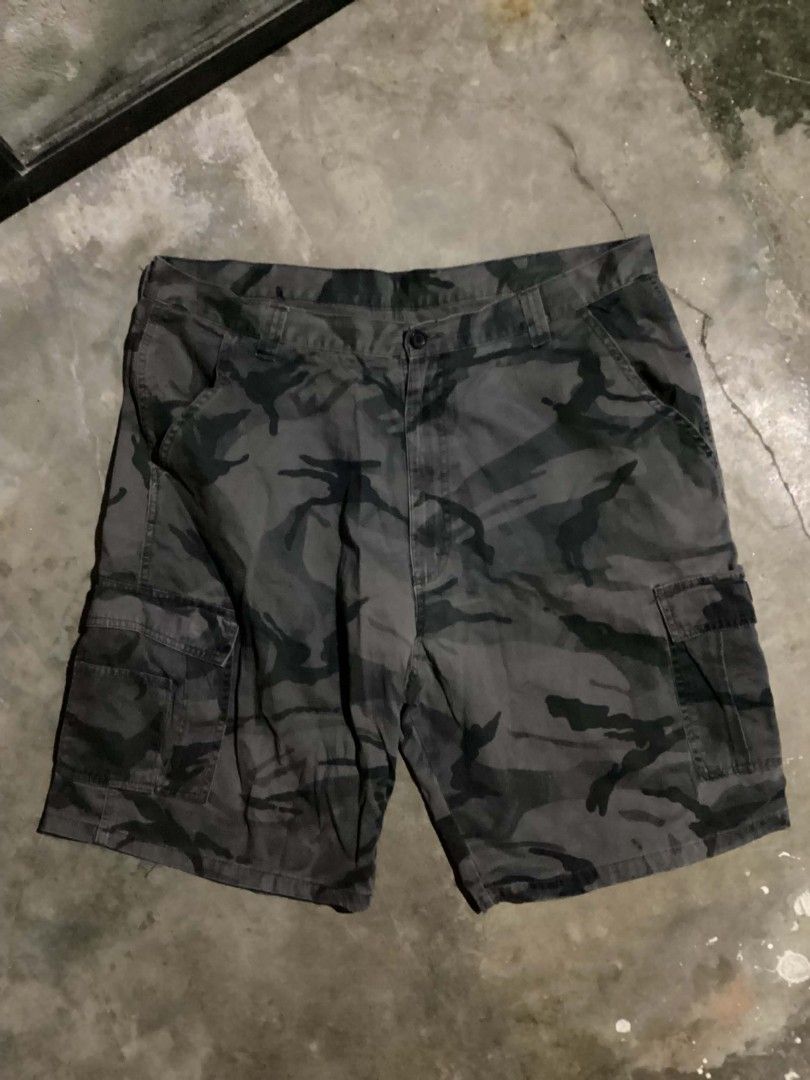 Wrangler Camou Jorts (Category: Shorts) located in Balanga. Submitted by archivefine_ds (Listing ID 1466458011, Image 2). Description: Wrangler Dark Camouflage Jorts 10/10 good condi, need wash w 40 L 23 500+sf.