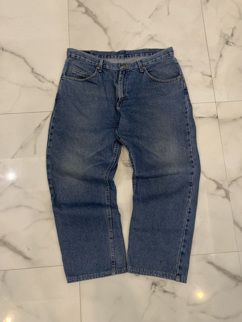 Wrangler Relaxed Fit Jeans 36x38 (Category: Jeans) located in Mapandan. Submitted by todaysthrift.hqk (Listing ID 1466452471, Image 1). Description: - Brand: Wrangler - Style: Relaxed fit, straight leg - Size: 36x38 - Color: Medium wash blue - Material: 100% cotton (Made in Mexico) - Details: Traditional 5-pocket styling, metal rivets, button closure, and back leather patch - Condition: Excellent for everyday casual wear.