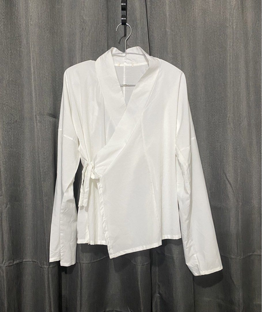 Wrap Top (Category: Longsleeves) located in Mandaluyong City. Submitted by aiztyle (Listing ID 1466376596, Image 1). Description: White wrap top Medium to Semi Large SALE Php100.00 only.