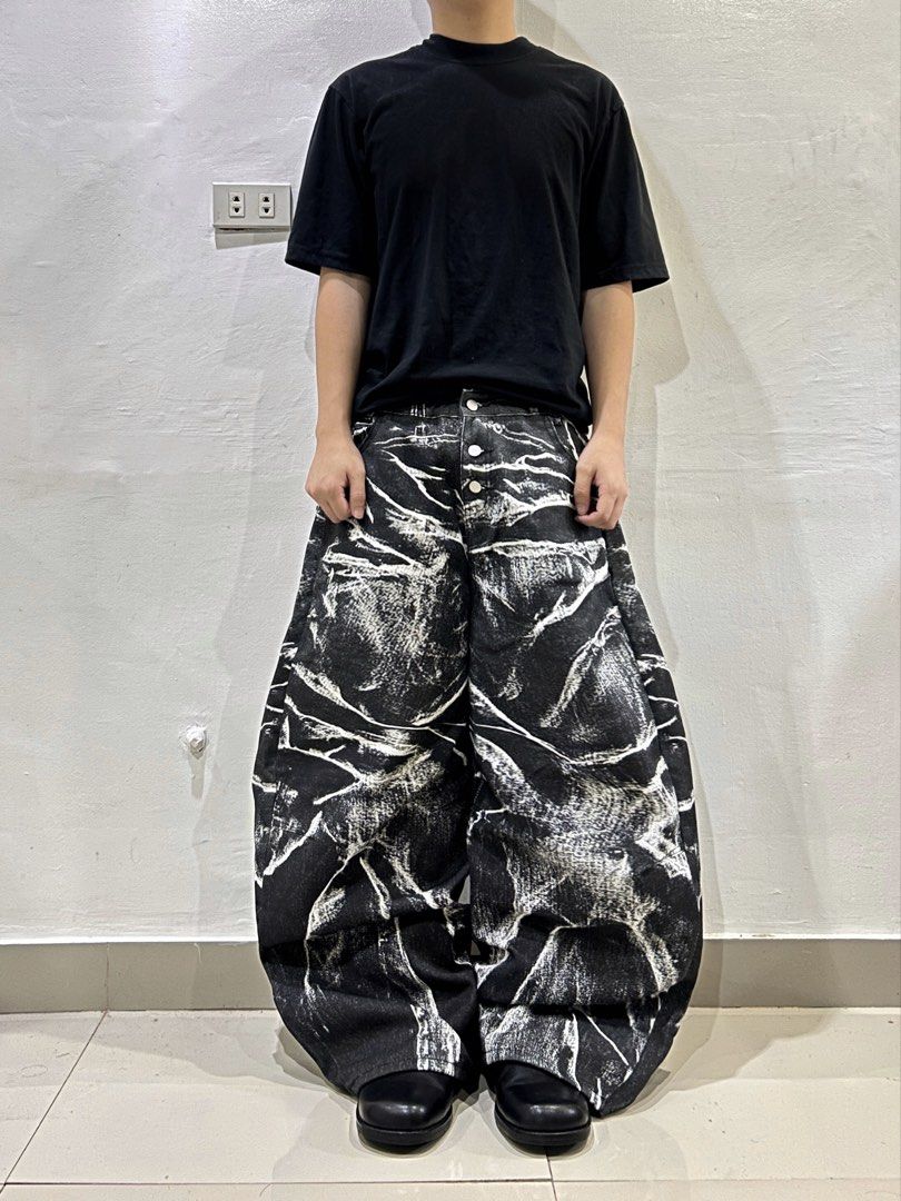 Y2K Black Dyed Baggy Pants (Category: Jeans) located in Subic. Submitted by kidfrom00s (Listing ID 1466390428, Image 3). Description: Y2K BLACK 3D DESIGN BARREL PANTS 30” TO 34” WAIST 15” THIGH 41” LENGTH 12” HEM 1,500 .