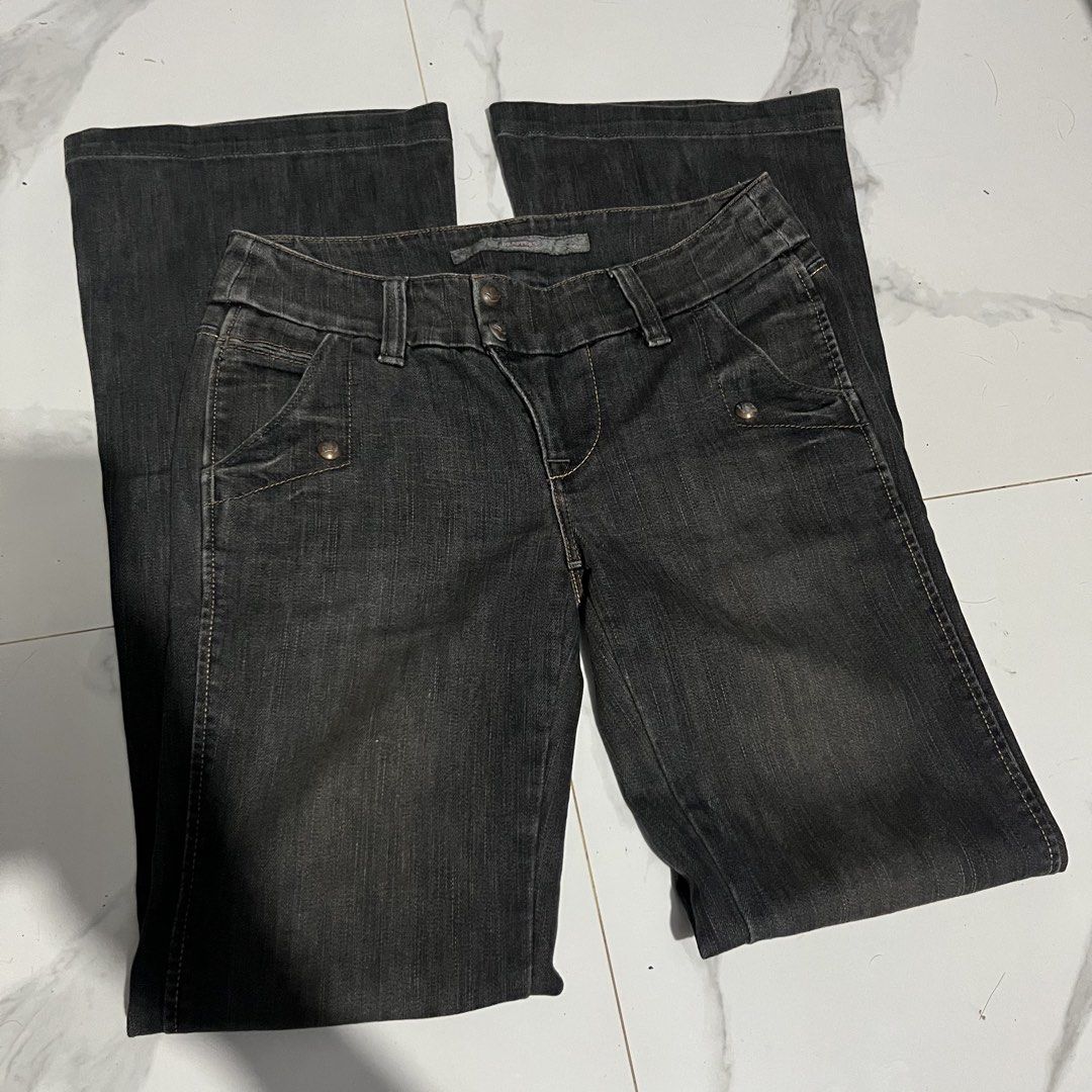 Y2K Brappers flared jeans (Category: Jeans) located in Calauan. Submitted by randomthrift.womens (Listing ID 1466357144, Image 1). Description: .