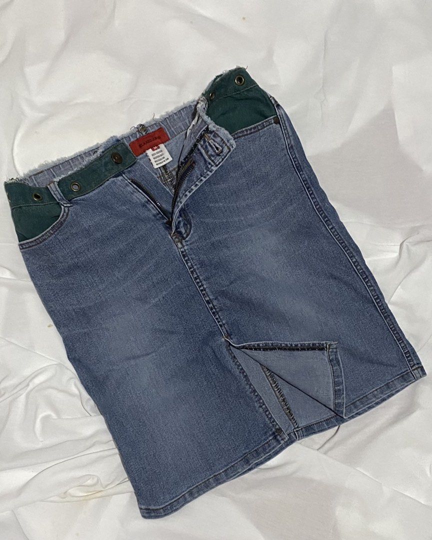Y2K DECONSTRUCTED DENIM SLIT SKIRT (Category: Skirts) located in Pasig City. Submitted by thriftbycelle (Listing ID 1466398207, Image 1). Description: features a front slit, a raw-edge frayed waist, and a forest green contrast inner waistband with snap button detailing. heavy 100% cotton construction for that structured Y2K fit. 𐙚 Brand: Relaxed Jeans 𐙚 Size: Tagged Medium (M) — DM for flat waist & length measurements! 𐙚 Condition: 9/10 (clean