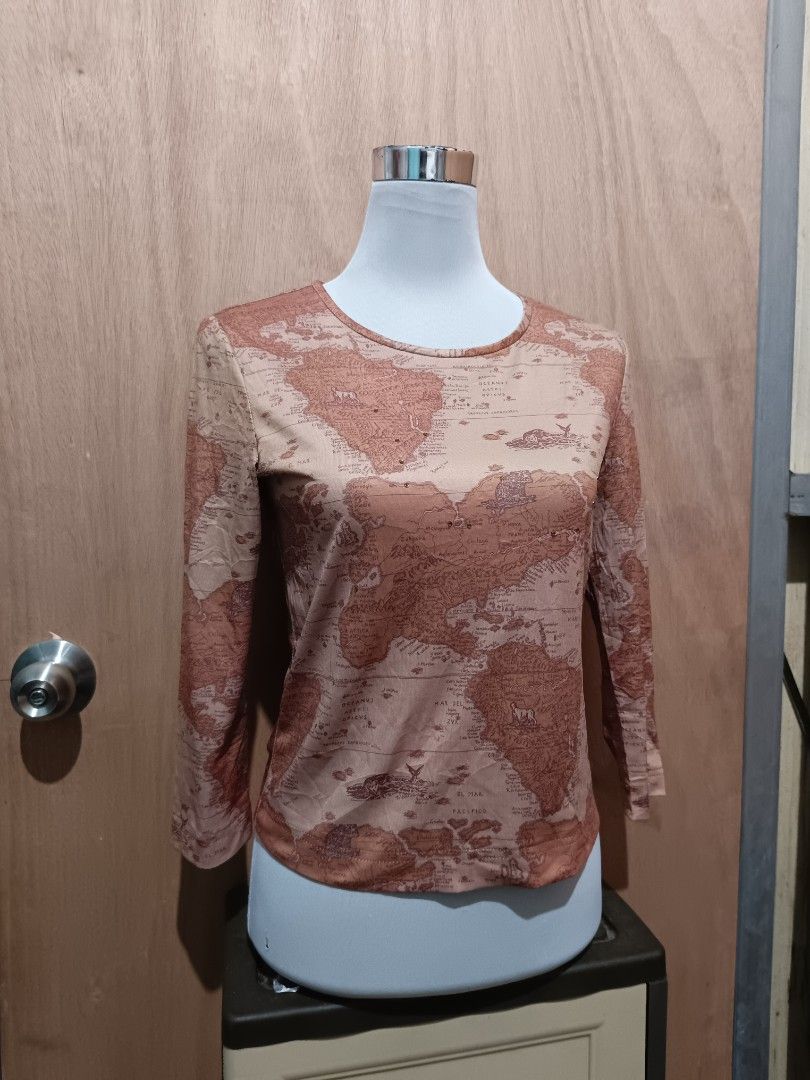 Y2k graphic top (Category: Longsleeves) located in Davao. Submitted by mln-boutique (Listing ID 1466474468, Image 1). Description: size - m good condition.