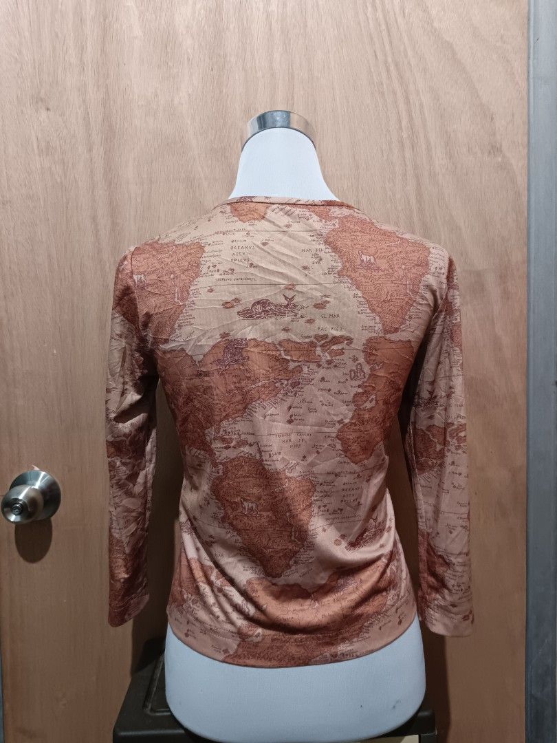 Y2k graphic top (Category: Longsleeves) located in Davao. Submitted by mln-boutique (Listing ID 1466474468, Image 3). Description: size - m good condition.