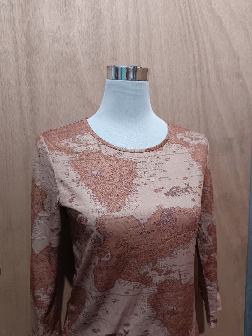 Y2k graphic top (Category: Longsleeves) located in Davao. Submitted by mln-boutique (Listing ID 1466474468, Image 2). Description: size - m good condition.
