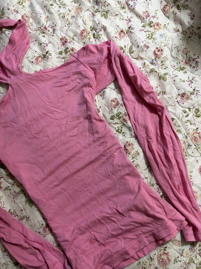Y2K Halter Open Shoulder Top (Category: Longsleeves) located in Muntinlupa City. Submitted by herellas0504 (Listing ID 1466510051, Image 2). Description: Y2K Halter Open Shoulder Top Mine: ₱20 —————— xs-med minimal stain, need wash only.