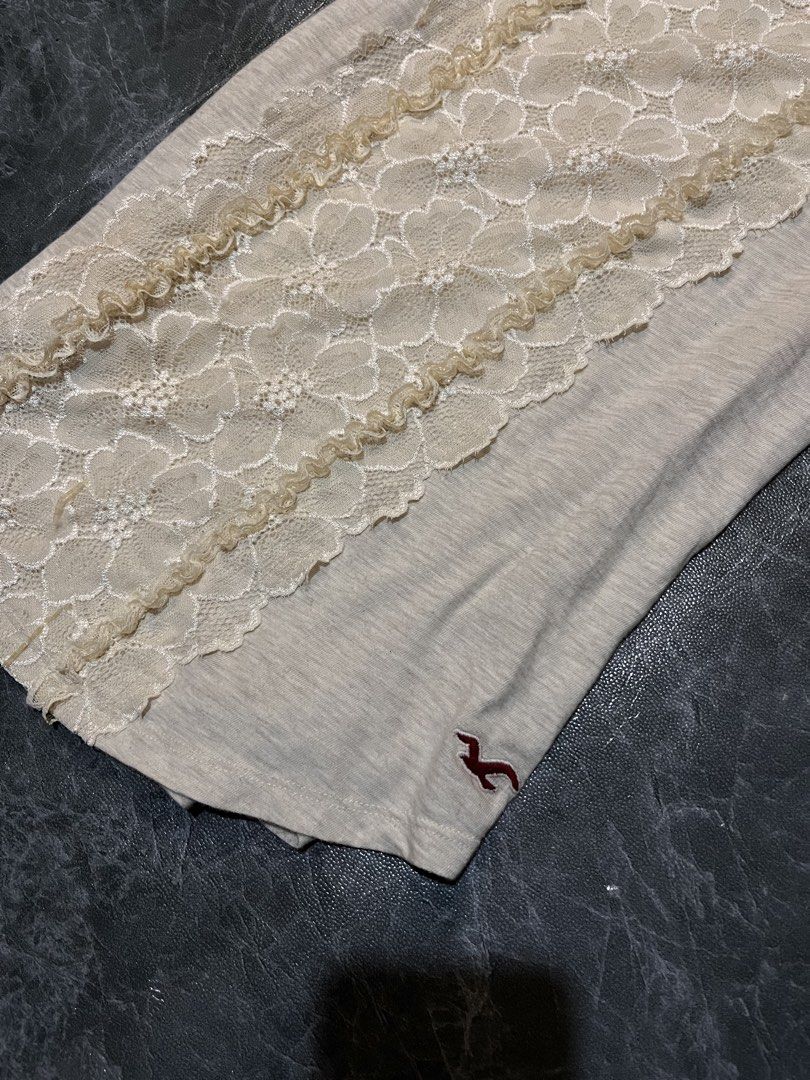 Y2k Hollister (Category: Blouses) located in Valencia. Submitted by hunterxthrifter (Listing ID 1466524202, Image 3). Description: inch?? size small needwash lang.