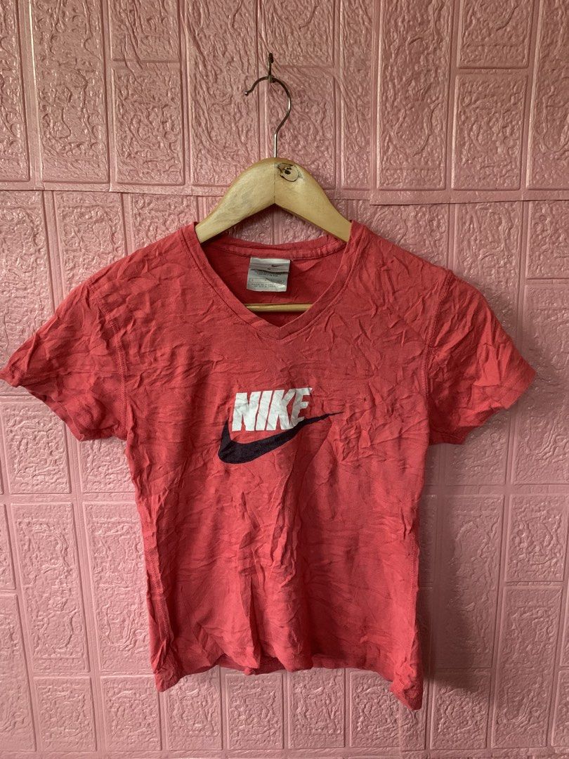 Y2K Nike (Category: Shirts) located in Kabacan. Submitted by mansourrrrrr (Listing ID 1466434012, Image 1). Description: Y2K Nike Size: Small Excellent Condition No issue.