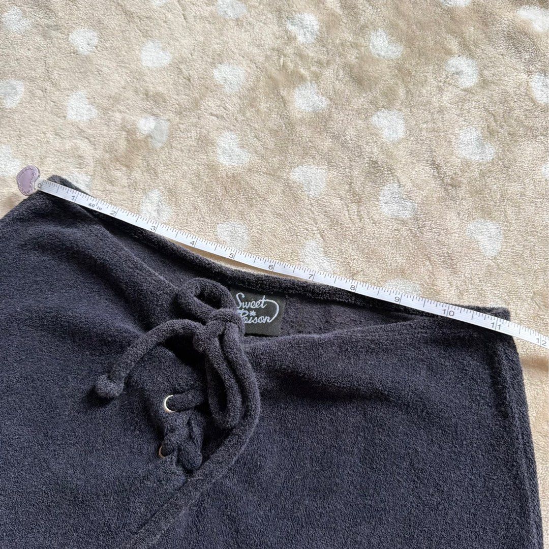 y2k sweet poison (Category: Skirts) located in Manila. Submitted by shefindshope (Listing ID 1466440755, Image 2). Description: .