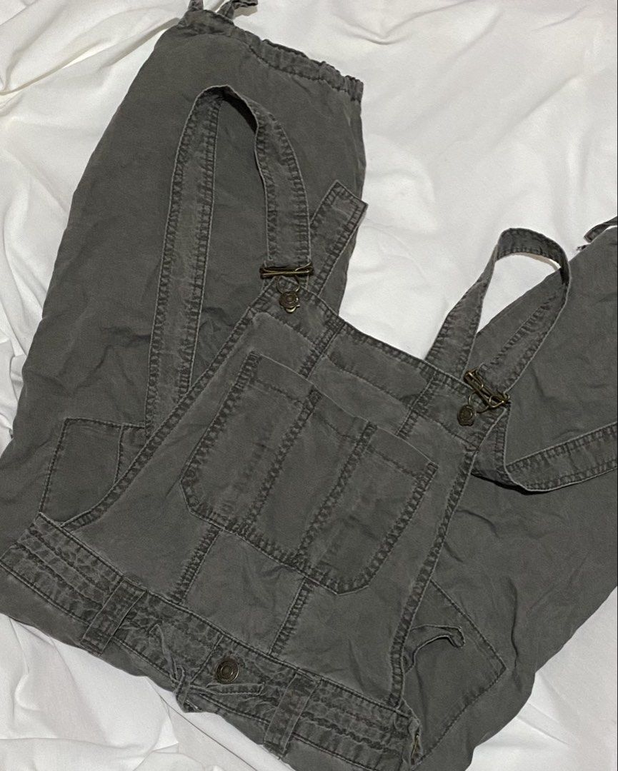 Y2K UTILITY CARGO OVERALLS (Category: Jumpsuits) located in Pasig City. Submitted by thriftbycelle (Listing ID 1466395745, Image 1). Description: the ultimate comfy layer! features a washed dark charcoal grey tone, front bib pocket, brass metal hardware, and cuffed ankles for a cute slouchy fit. perfect for pairing with a basic baby tee or an oversized hoodie! 𐙚 Brand: No Brand Tag 𐙚 Size: M 𐙚 Condition: 9.2/10 (beautifully faded utility wash,