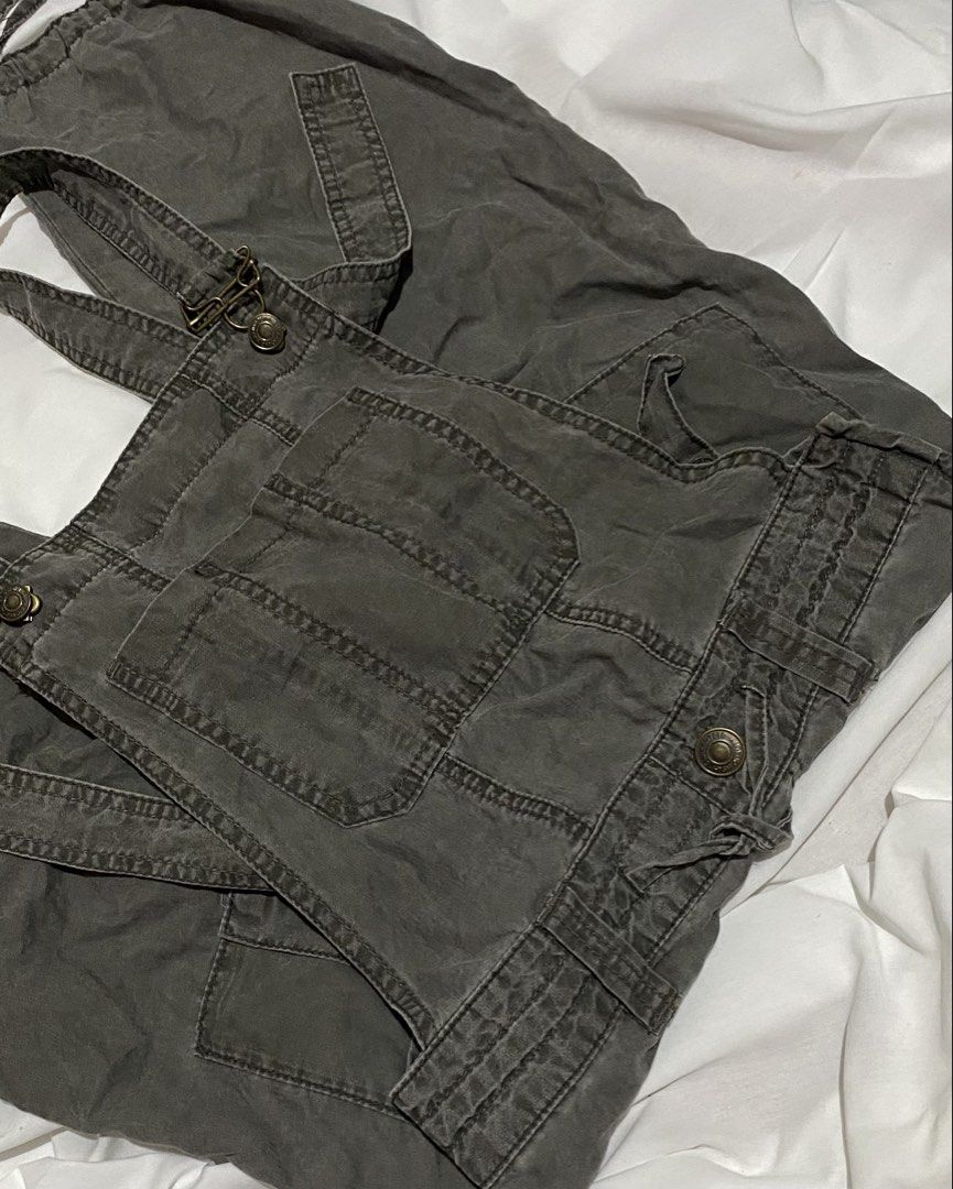 Y2K UTILITY CARGO OVERALLS (Category: Jumpsuits) located in Pasig City. Submitted by thriftbycelle (Listing ID 1466395745, Image 2). Description: the ultimate comfy layer! features a washed dark charcoal grey tone, front bib pocket, brass metal hardware, and cuffed ankles for a cute slouchy fit. perfect for pairing with a basic baby tee or an oversized hoodie! 𐙚 Brand: No Brand Tag 𐙚 Size: M 𐙚 Condition: 9.2/10 (beautifully faded utility wash,