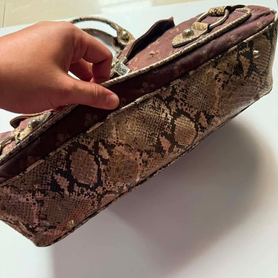 Y2K Vintage Guess bag python (Category: Shoulder Bags) located in Aloran. Submitted by vintgbags (Listing ID 1466435004, Image 3). Description: All details are posted Condition is Good. Open for negotiable sent your offer..