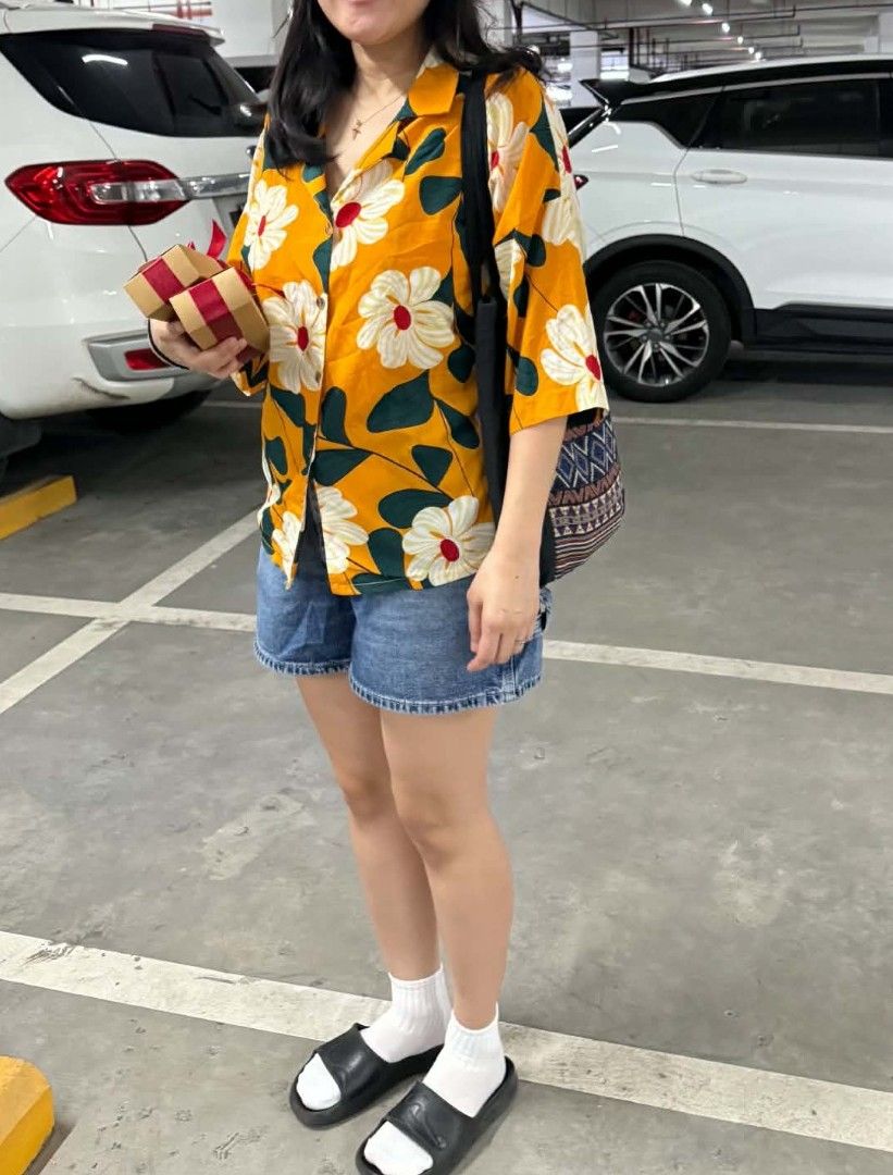 Yellow Floral Print Button-Down Collared Blouse (Category: Blouses) located in Quezon City. Submitted by timelesstreasure117 (Listing ID 1465528678, Image 1). Description: Good condition No issue ₱50 Buyer books courier of choice Payment via gcash or maya.