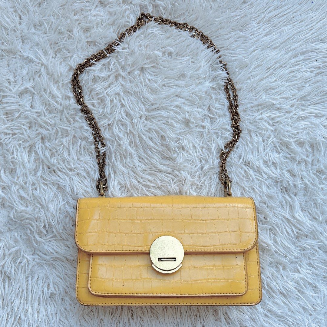 Yellow sling bag (Category: Shoulder Bags) located in Tayabas. Submitted by hey_itsmela (Listing ID 1466372267, Image 1). Description: .
