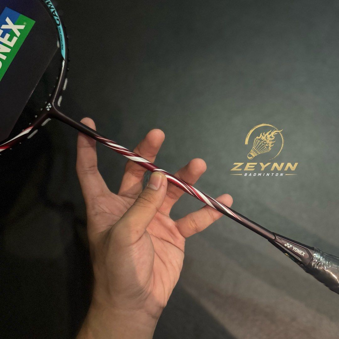 Yonex Astrox 100 GAME ( Kurenai ) - Authentic / Original (Category: Racket and Ball Sports) located in Las Pinas. Submitted by lvespinaa (Listing ID 1466417228, Image 3). Description: ‼️AVAILABLE ONHAND : YONEX ASTROX 100 GAME KURENAI‼️ Featuring a powerful attacking setup that’s still easy to handle. 👀 With a head-heavy balance and medium flex, it gives you extra power without feeling too demanding to swing! 🔥 NOW AVAILABLE AT ZEYNN BADMINTON 