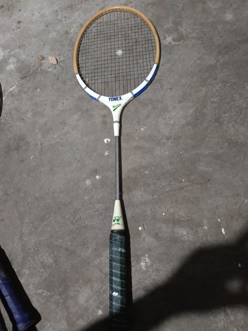 Yonex B-800 Badminton Racket (Category: Racket and Ball Sports) located in Valenzuela. Submitted by relchris22 (Listing ID 1466352348, Image 1). Description: - Model: Vintage Yonex B-800 badminton racket - Design: White frame with striking blue and green accents - Build: traditional wooden head with strung net - Handle: Wrapped grip in green and black .